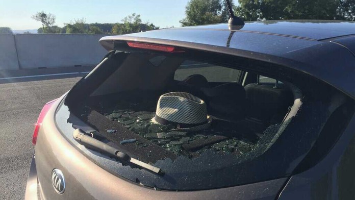 Rozbité sklo na aute.