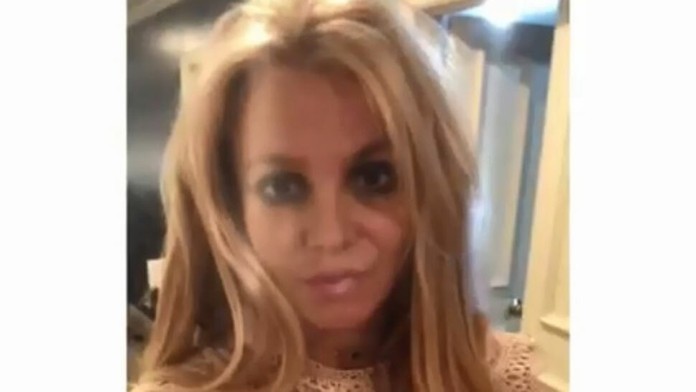 Shane Long (vľavo) a James Ward-Prowse zo Southamptonu oslavujú gól v dueli na pôde Watfordu.