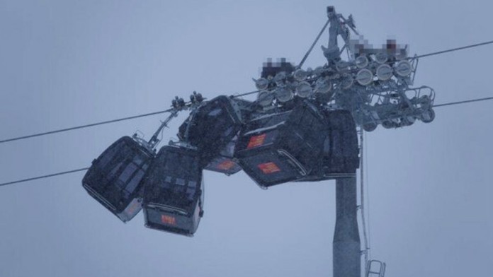 V rakúskom stredisku sa zrazili kabínky lanovky