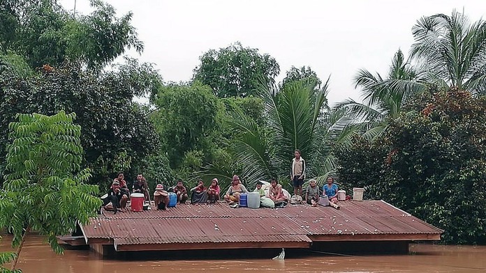 V Laose sa pretrhla priehrada a zaplavila dediny