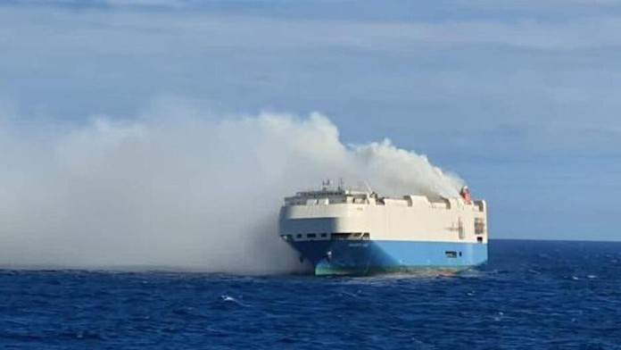 Obrovskú kontajnerovú loď, ktorá preváža tisícky vozidiel vrátane Porsche a Lamborghini, zachvátil požiar