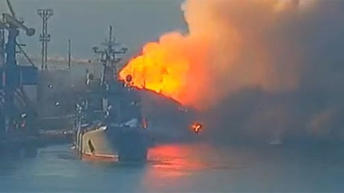 Zábery z ruskej horiacej vojnovej lode.