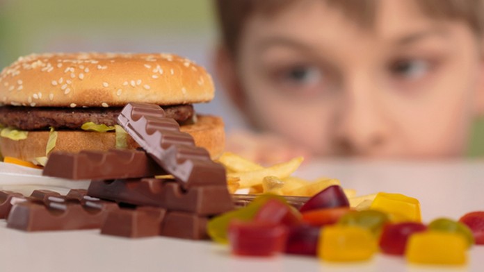 Kouč Slovenska Craig Ramsay (v strede) s asistentmi Vladimírom Országhom (vľavo) a Jánom Lašákom debatujú s hráčmi v dueli proti