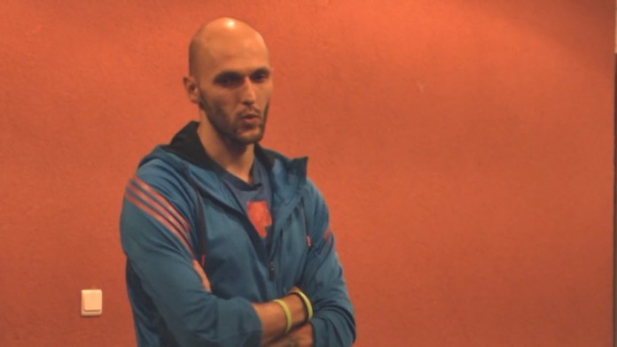 Čašníčka za výčapným pultom.