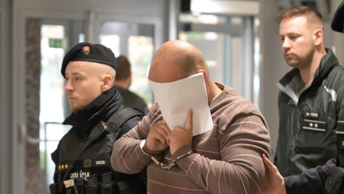 Obvinený policajt na Mestskom súde v Košiciach v novembri.