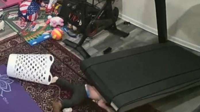 Bežecký pás pod seba vtiahol dieťa.