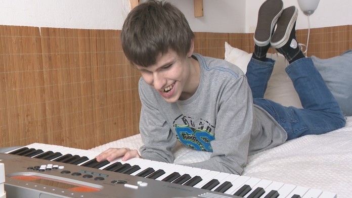 Okrem rodiny, pomáhajú Edkovi naviac iní ľudia a nadácie. 