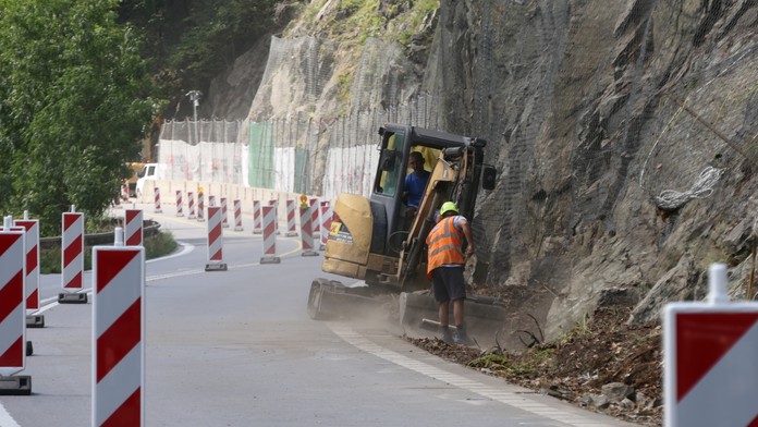 Uzavretá cesta I/18 pod Strečnom.