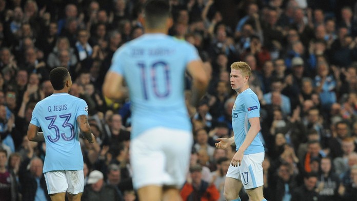 Atiba Hutchinson (vpravo) z Besiktasu stíha v dueli LM Nabyho Keitu z Lipska.