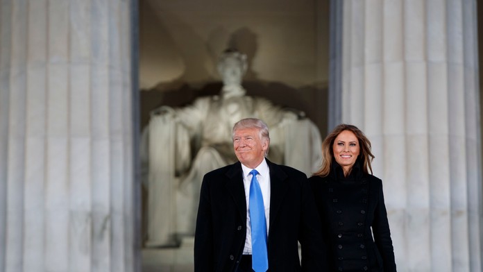 Donald Trump s manželkou Melaniou pred Lincolnovým pamätníkom.
