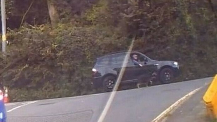 Muž venčil psa za jazdy