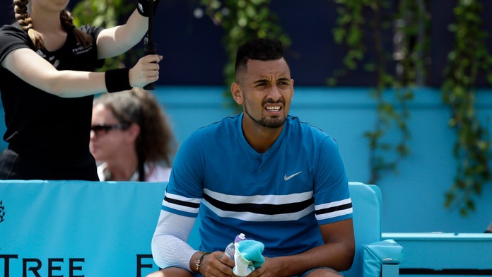 Austrálsky tenista Nick Kyrgios počas duelu na turnaj Queen´s Club.