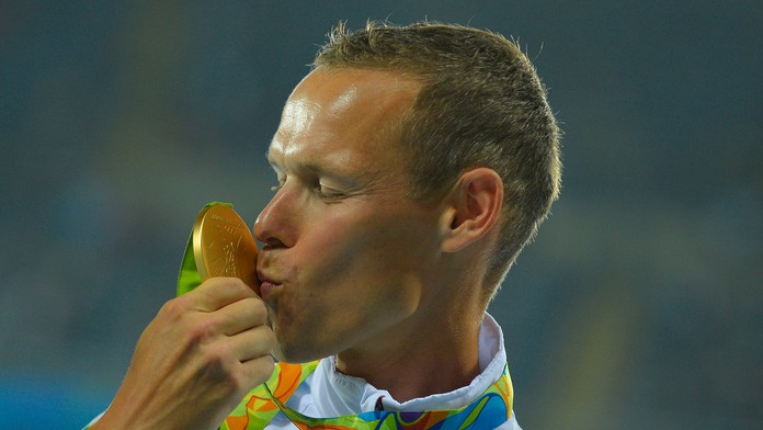 Matej Tóth pózuje so zlatou medailou počas slávnostného ceremoniálu na OH v Riu de Janeiro.