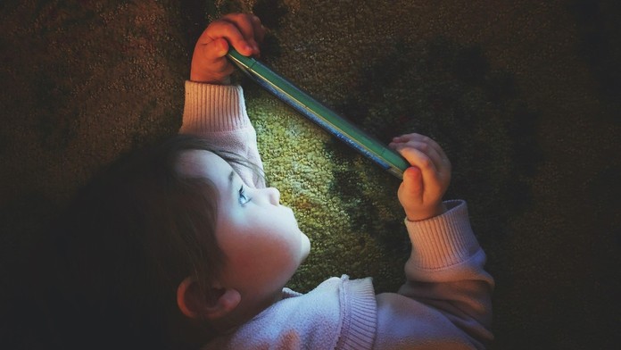 Dieťa držiace smartfón (ilustračná snímka)