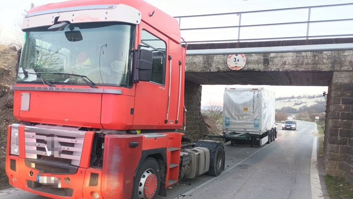 Kamión posunul most aj s koľajnicami.