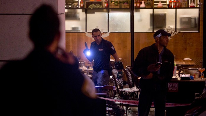 Izraelskí policajti vyšetrujú na mieste streľby v Tel Avive.