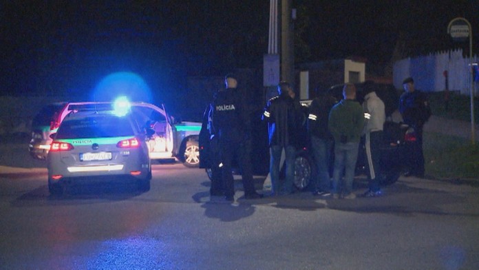 Obvinení prichádzajú na súd.