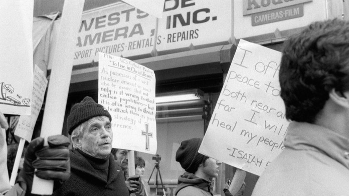 Daniel Berrigan na archívnej snímke 9. apríla 1982.