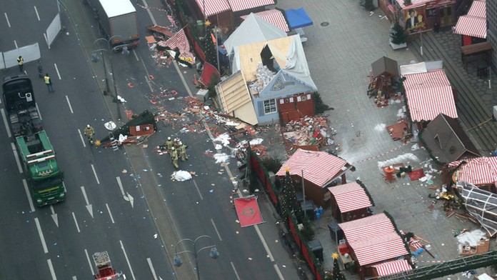 Pohľad na zničené stánky po útoku kamiónu na vianočných trhoch v Berlíne.