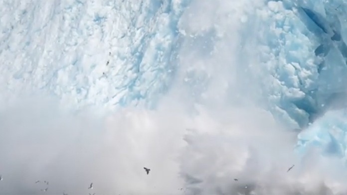 Špinavé sedadlá vo vlaku.