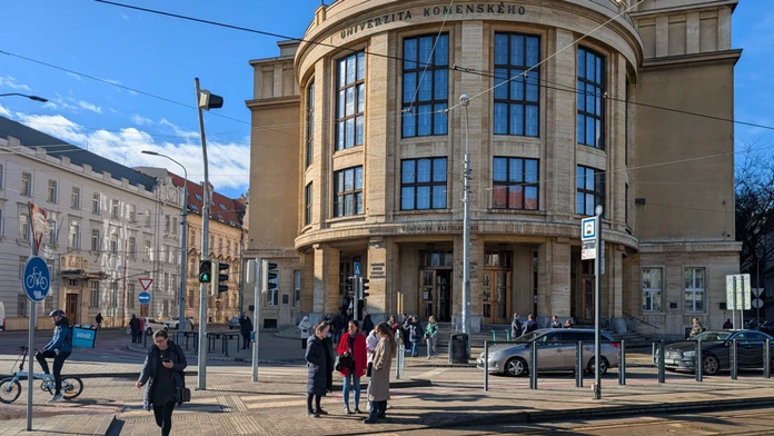 Študenti pred Univerzitou Komenského v Bratislave, ktorú evakuovali pre bombovú hrozbu.