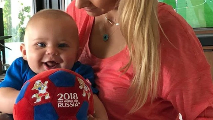 Najrozkošnejší celebritný fanúšik futbalu. Ani on nechýba na majstrovstvách