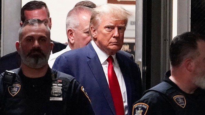Na archívnej snímke bývalý americký prezident Donald Trump prichádza do súdnej siene v New Yorku.