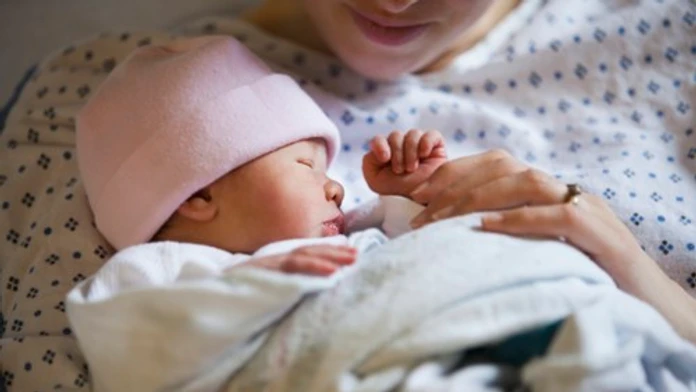 Pár podstúpil umelé oplodnenie. Radosť z narodenia dieťaťa ale vystriedal šok