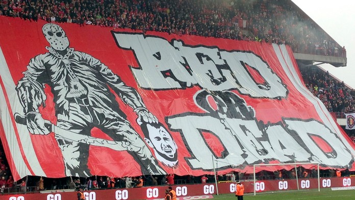 Červený alebo mŕtvy. Tento transparent vyrobili fanúšikovia Standard Liege pre ich bývalého futbalistu Stevena Defoura.