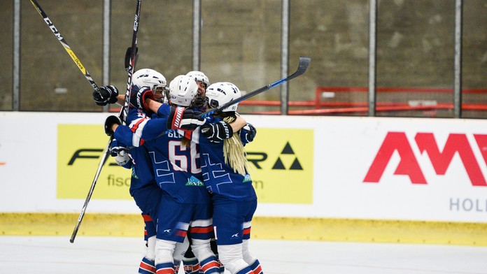 Slovenské hokejbalistky sa radujú po góle.