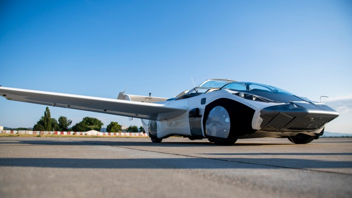 Lietajúce auto Aircar po prvý raz absolvovalo let medzi dvoma medzinárodnými letiskami