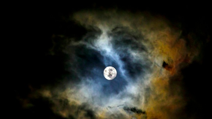 Na snímke Mesiac, ktorý vstúpil v prvom tohtoročnom splne do polotieňového zatmenia.