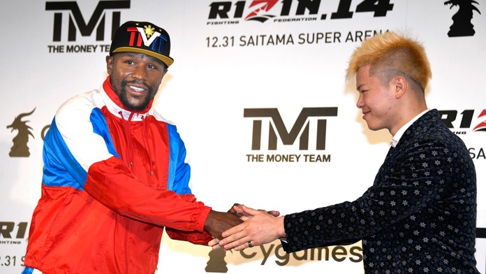 Floyd Mayweather (vľavo) a Tenšin Nasukawa.