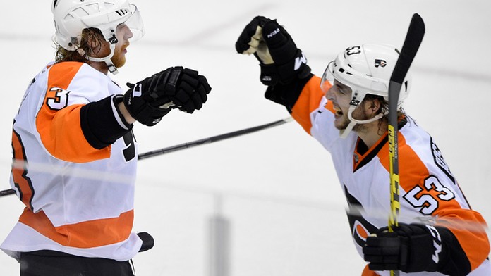 Český útočník Flyers Jakub Voráček (vpravo) a jeho spoluhráč Shayne Gostisbehere.