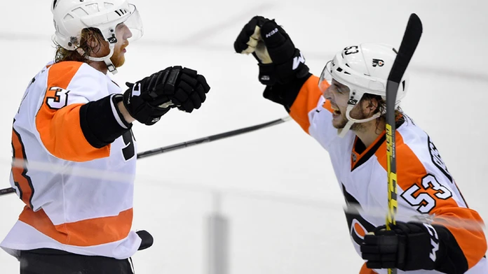 Český útočník Flyers Jakub Voráček (vpravo) a jeho spoluhráč Shayne Gostisbehere.