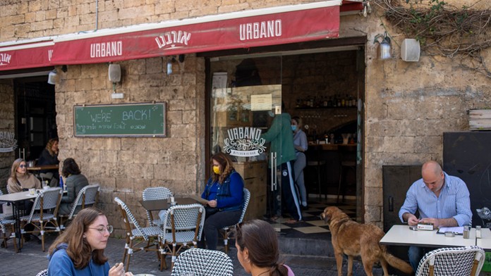 Na ilustračnej snímke zákazníci reštaurácie v Tel Avive.