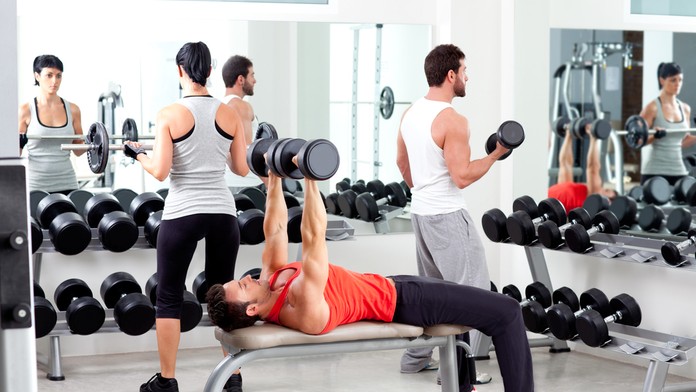 Cvičenie vo fitnes centre - ilustračná snímka.