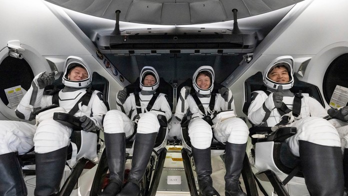 Štyria astronauti lode Crew Dragon sa vrátili na Zem po piatich mesiacoch na vesmírnej stanici