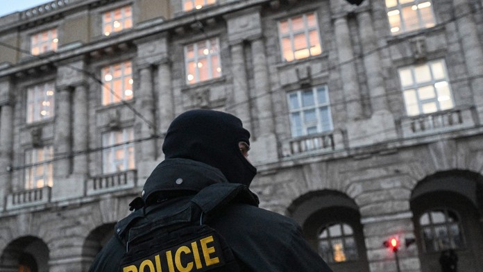 Strelcovi z Prahy zrejme telegramový účet v ruštine nepatril. Na zbrane si požičal peniaze