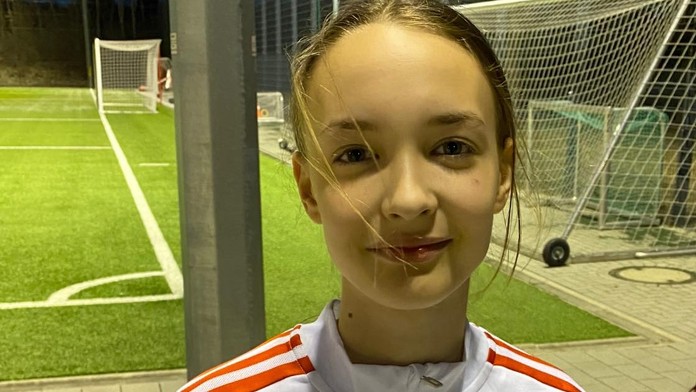 Narodila sa v Nemecku, patrí medzi opory Bayernu. Malá hviezdička TikToku chce hrať za Slovensko (príbeh)