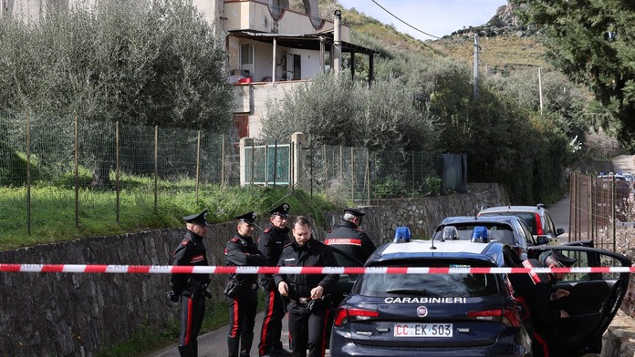 Polícia pred domom, kde muž zavraždil manželku a dvoch synov