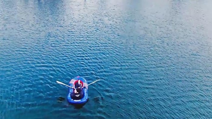 Experiment s olejom na jazere.