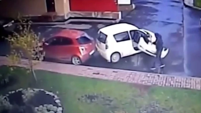 Vodičovi sa pri cúvaní podarilo zničiť tri autá