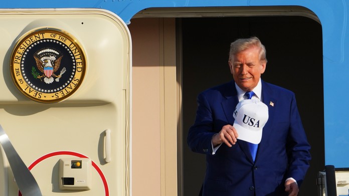 Americký prezident Donald Trump vystupuje z lietadla v Amsterdame pred summitom NATO.