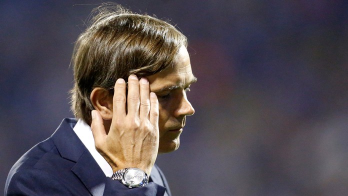 Lodivod Fenerbahce Phillip Cocu v dueli EL na pôde Dinama Záhreb.