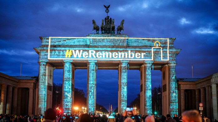 Brandenburskú bránu rozsvietili na počesť obetí holokaustu.