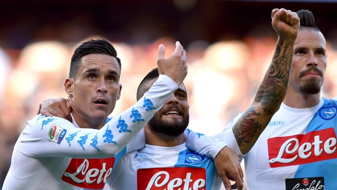 Futbalisti Neapolu zľava Jose Callejon, Lorenzo Insigne a Slovák Marek Hamšík sa tešia po strelení gólu.