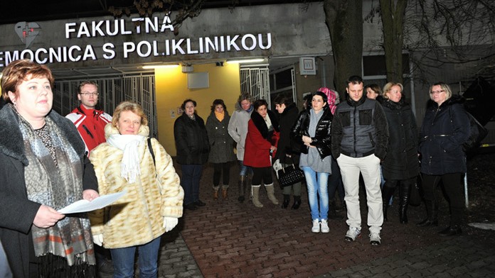 Zdravotné sestry pred Fakultnou nemocnicou s poliklinikou (FNsP) v Žiline.