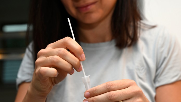 Ochorenie COVID-19 úraduje. Lekárne evidujú vyšší dopyt po antigénových testoch