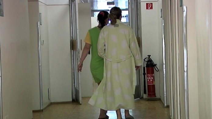 Žena potratila v sprchách